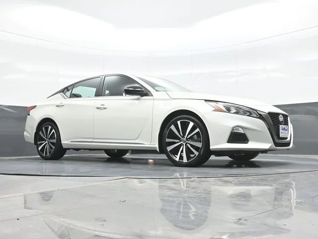 Used 2022 White Nissan 2.5 SR image 23