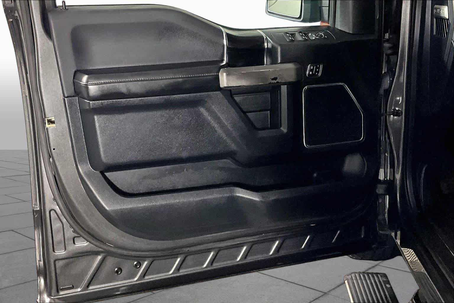 Used 2018 Magnetic Metallic Ford Platinum image 20