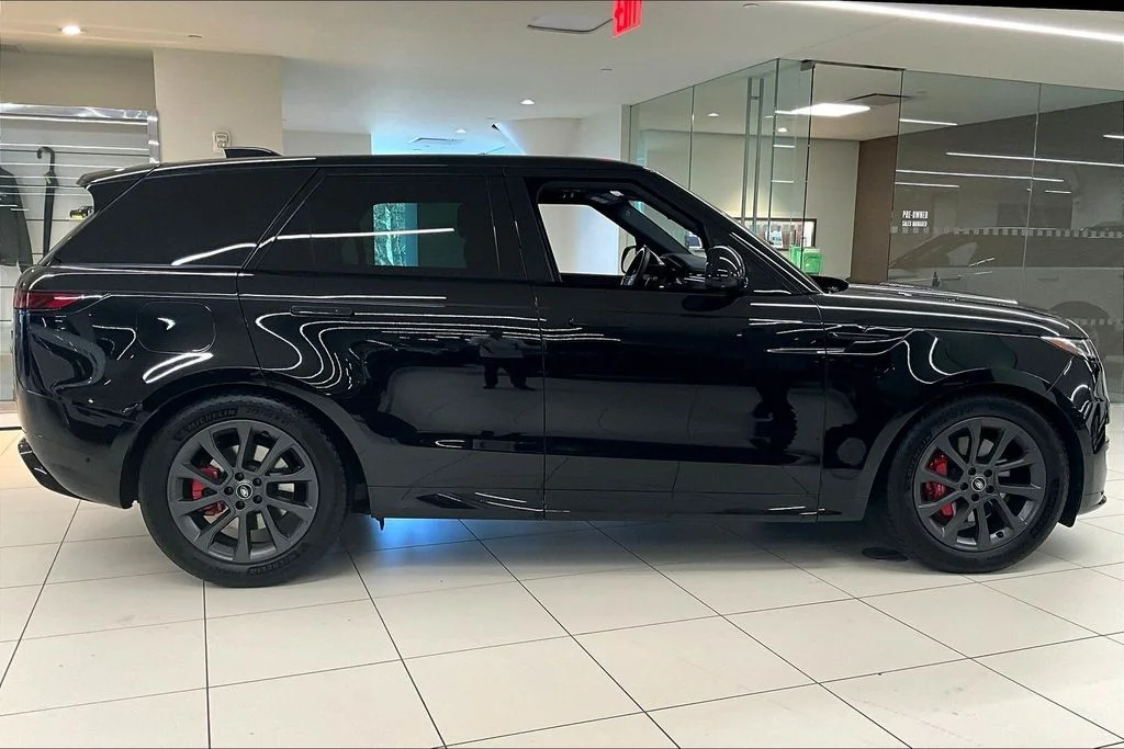 Used 2023 Black Land Rover SE Dynamic image 9