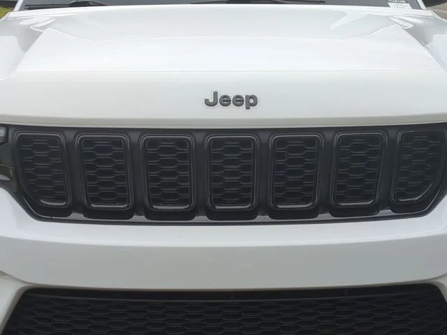 Used 2023 White/off-white Jeep Altitude X image 24