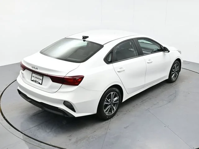 Used 2022 Snow White Pearl Kia LXS image 34