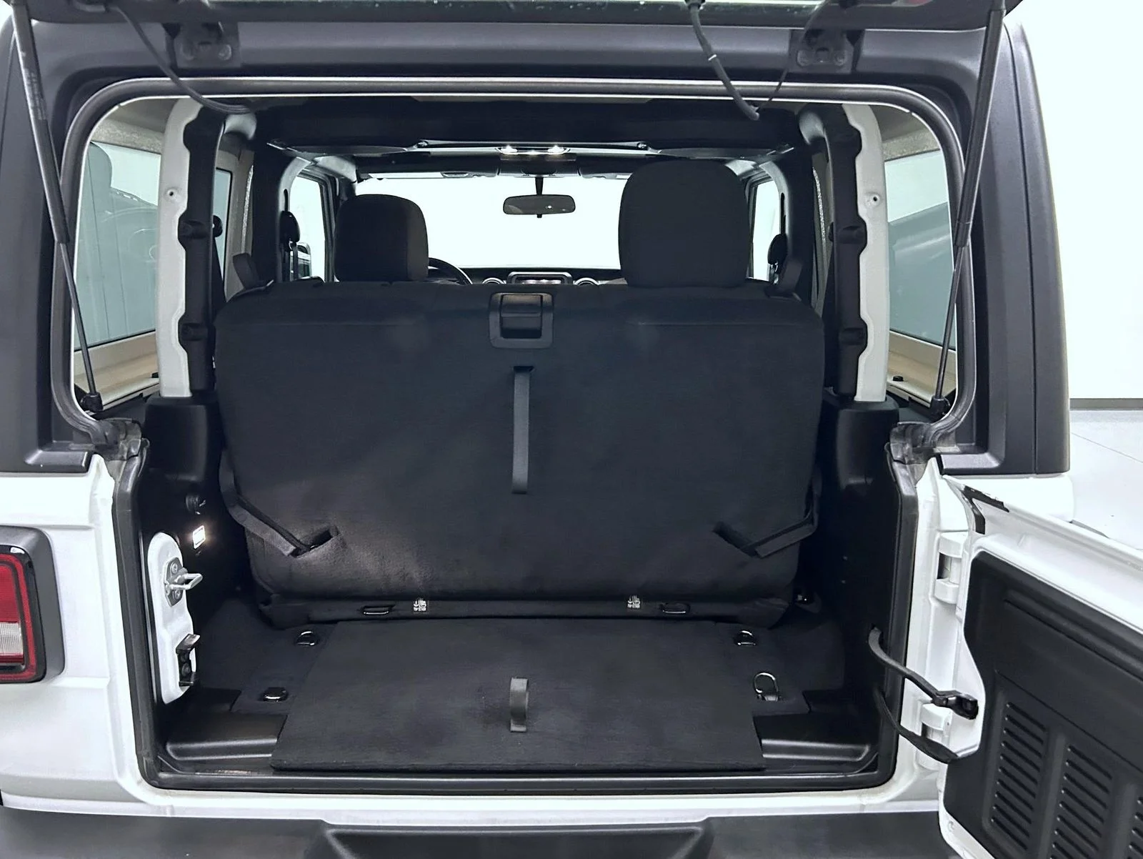 Used 2022 White Jeep Sport S image 18