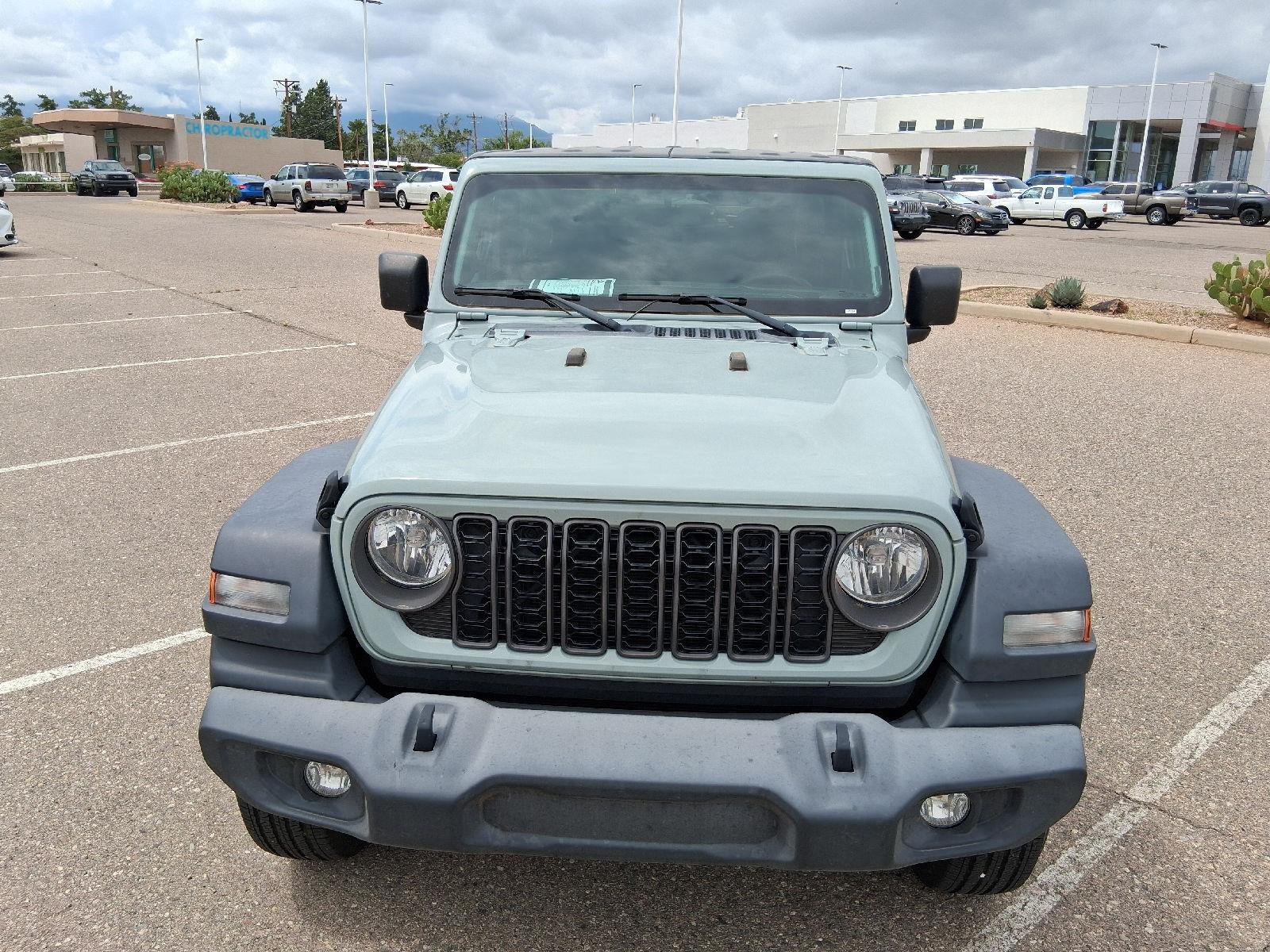Used 2024 Earl Clearcoat Jeep Sport image 8