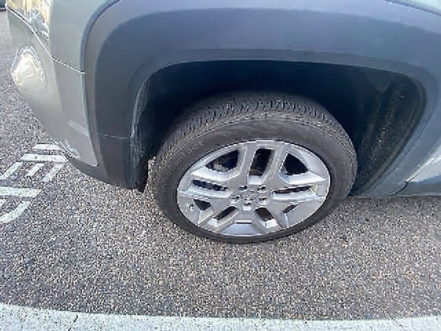 Used 2021 Silver Jeep Latitude image 33