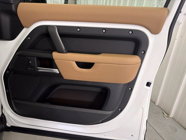 New 2026 Fuji White Land Rover X-Dynamic SE image 22