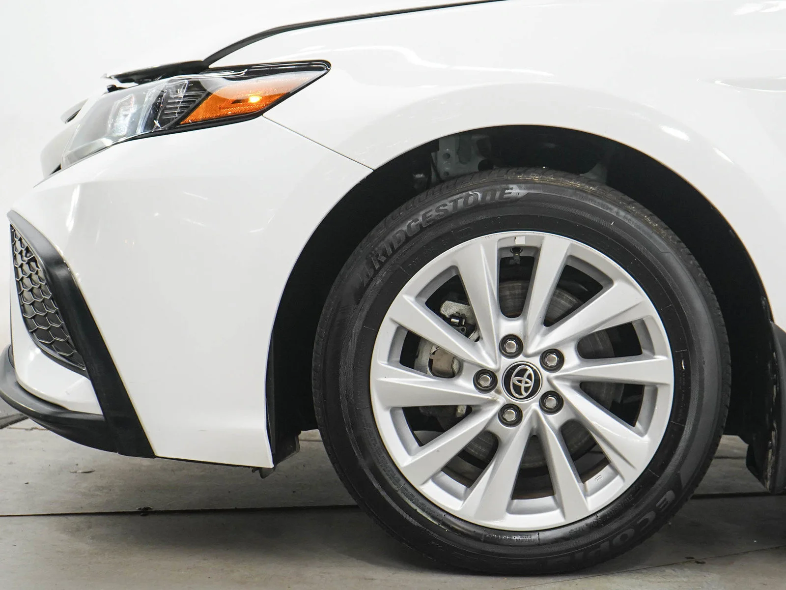 Used 2024 White Toyota  image 27