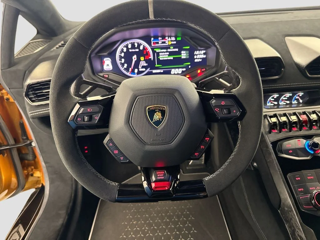 Used 2018 Gold Lamborghini Performante image 11