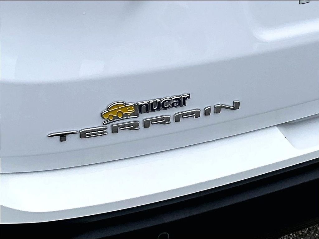 Used 2023 White GMC SLE image 27