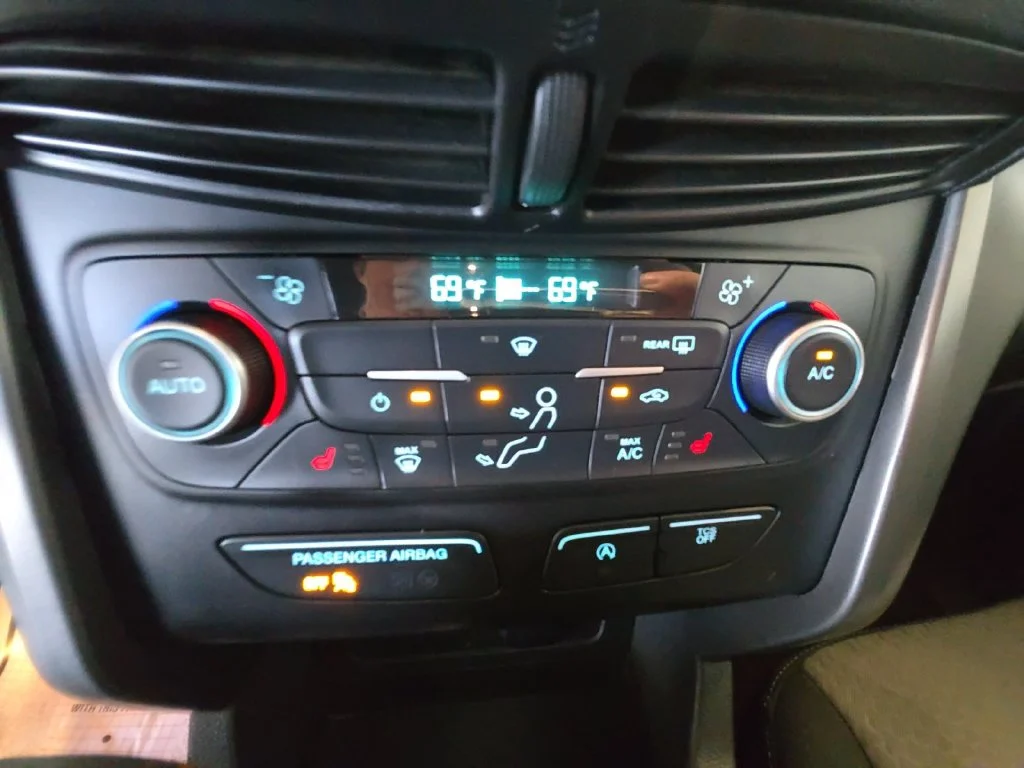 Used 2018 Blue Ford SE image 23