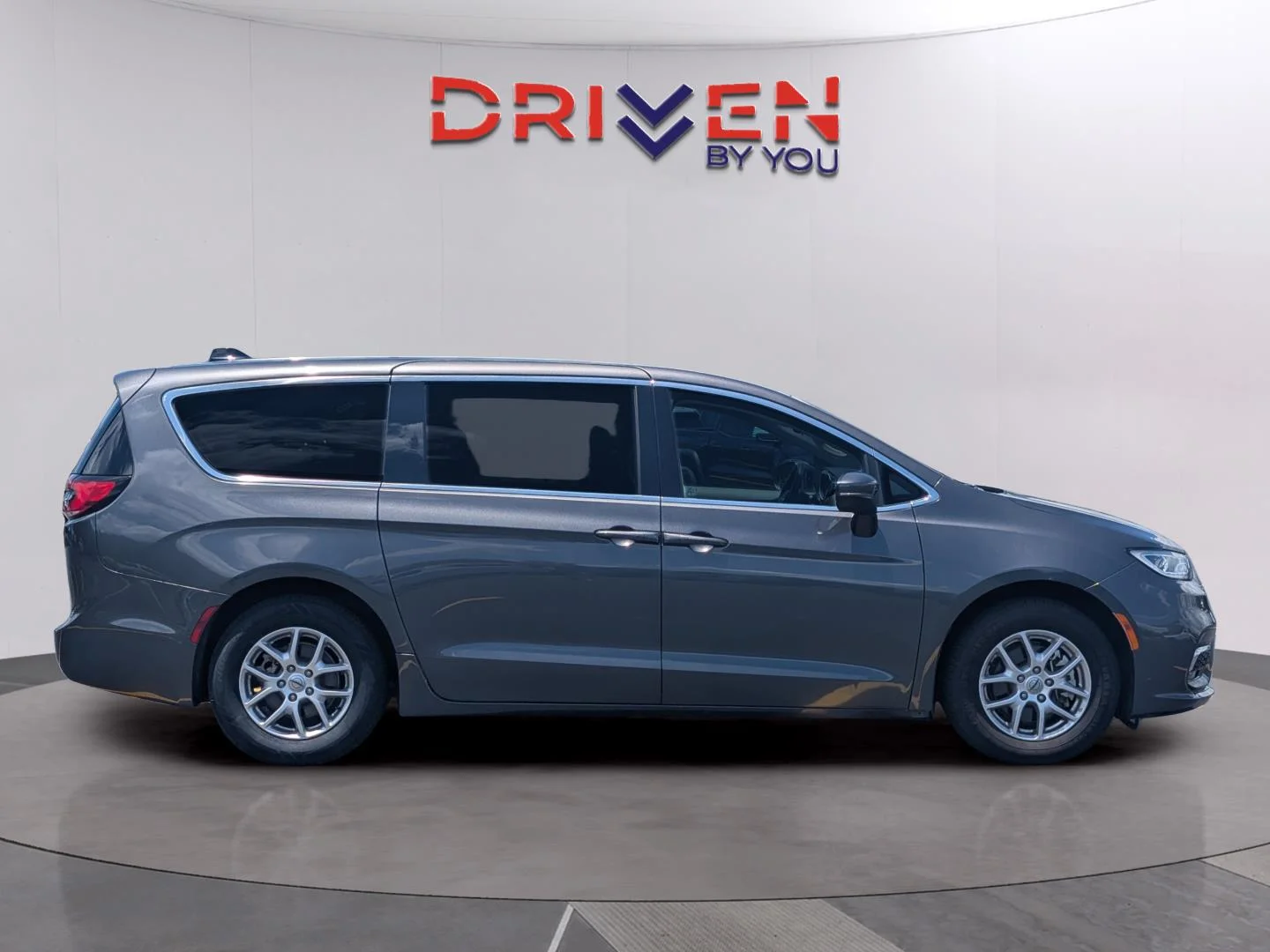 Used 2023 Granite Crystal Metallic Clearcoat Chrysler Touring L image 6