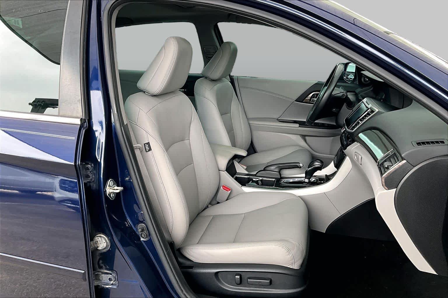 Used 2017 Obsidian Blue Pearl Honda EX-L image 9