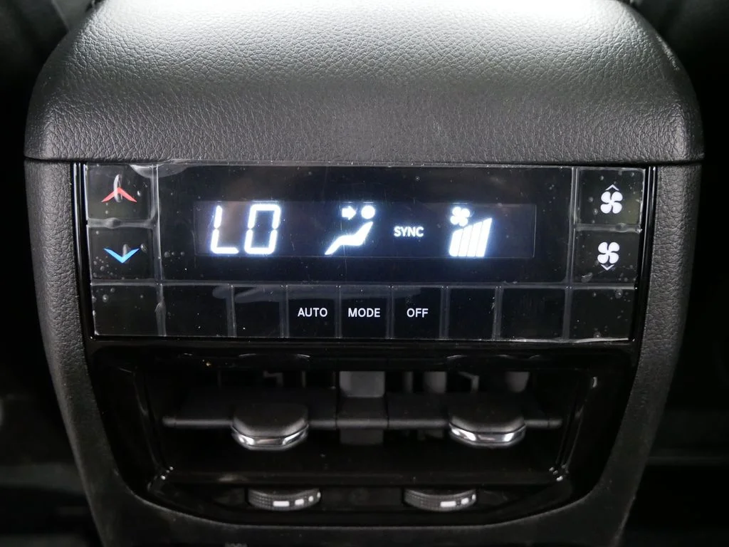 New 2026 Diamond Black Crystal Pearl-Coat Exterior Paint Jeep Altitude image 16