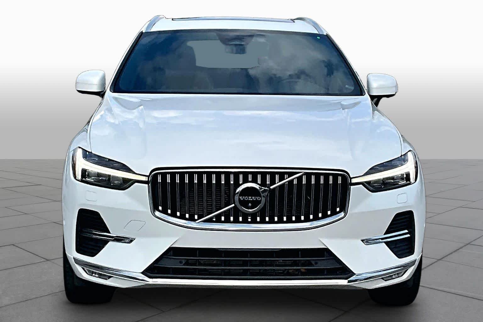 Used 2023 Crystal White Metallic Volvo Plus Bright Theme image 3