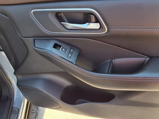 Used 2022 Gray Nissan Platinum image 26