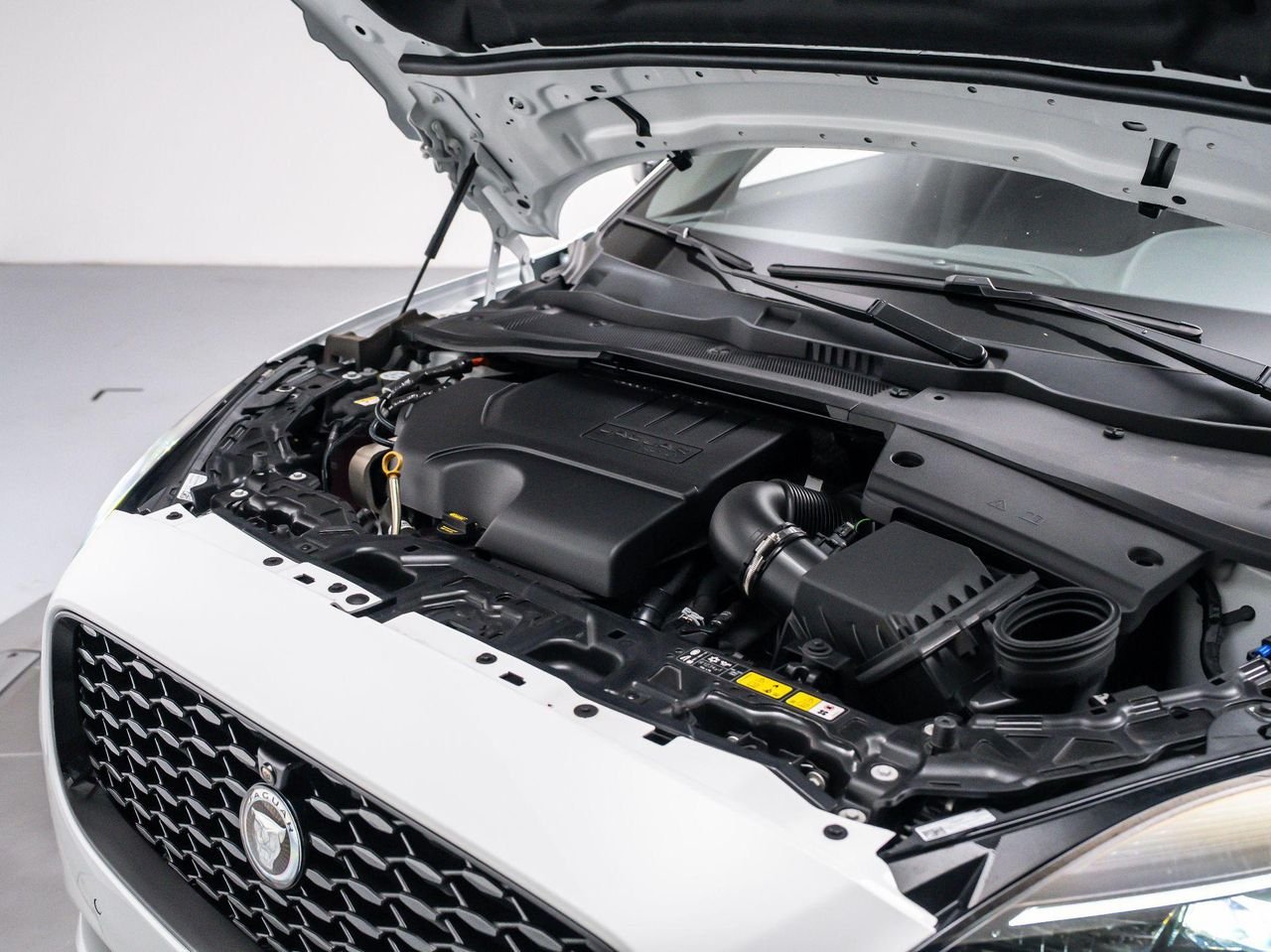 2024 Jaguar E-Pace R-DYNAMIC SE - Photo 11