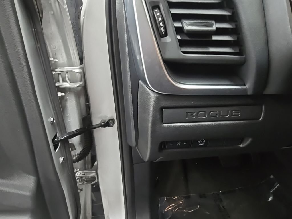 Used 2024 Silver Nissan S image 11