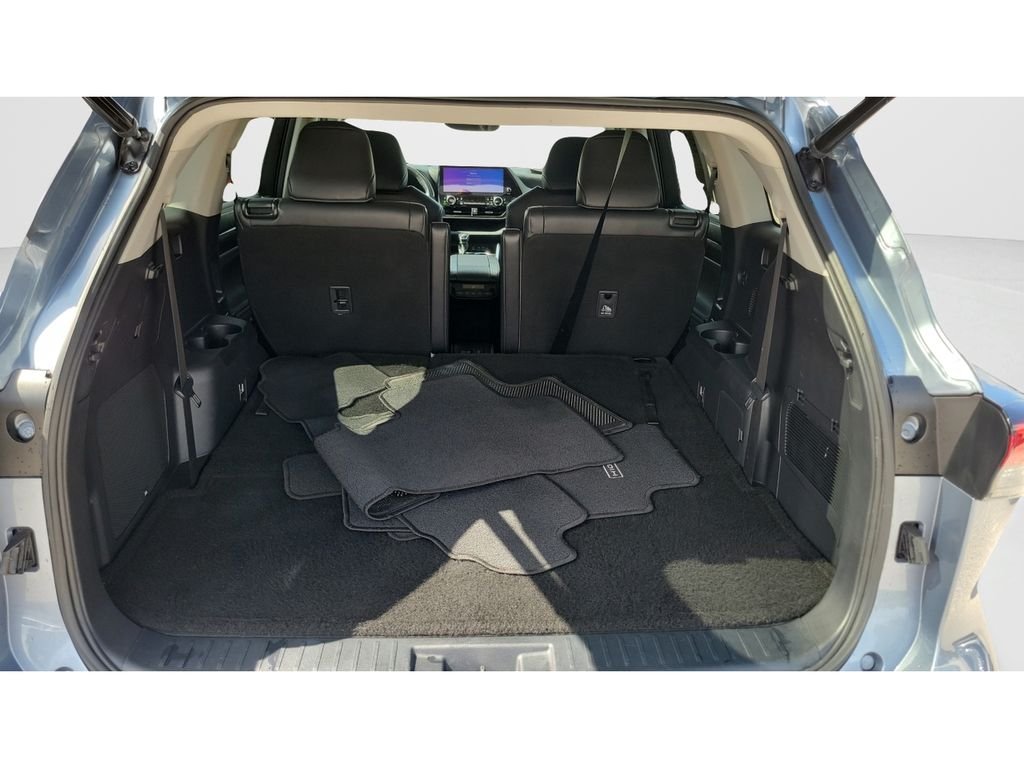 Used 2023  Toyota Limited image 9