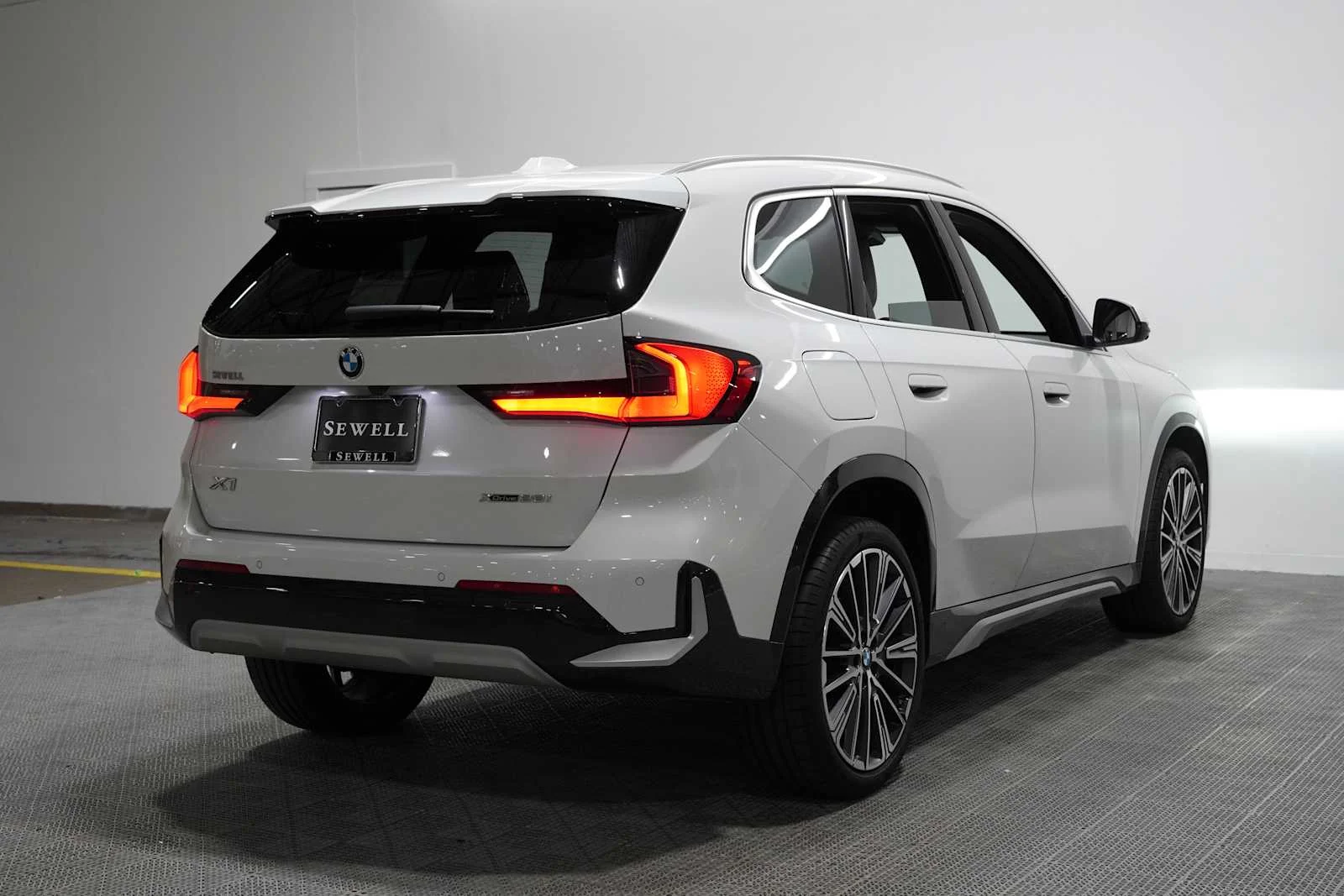Certified Used 2025 Mineral White Metallic BMW xDrive28i image 3