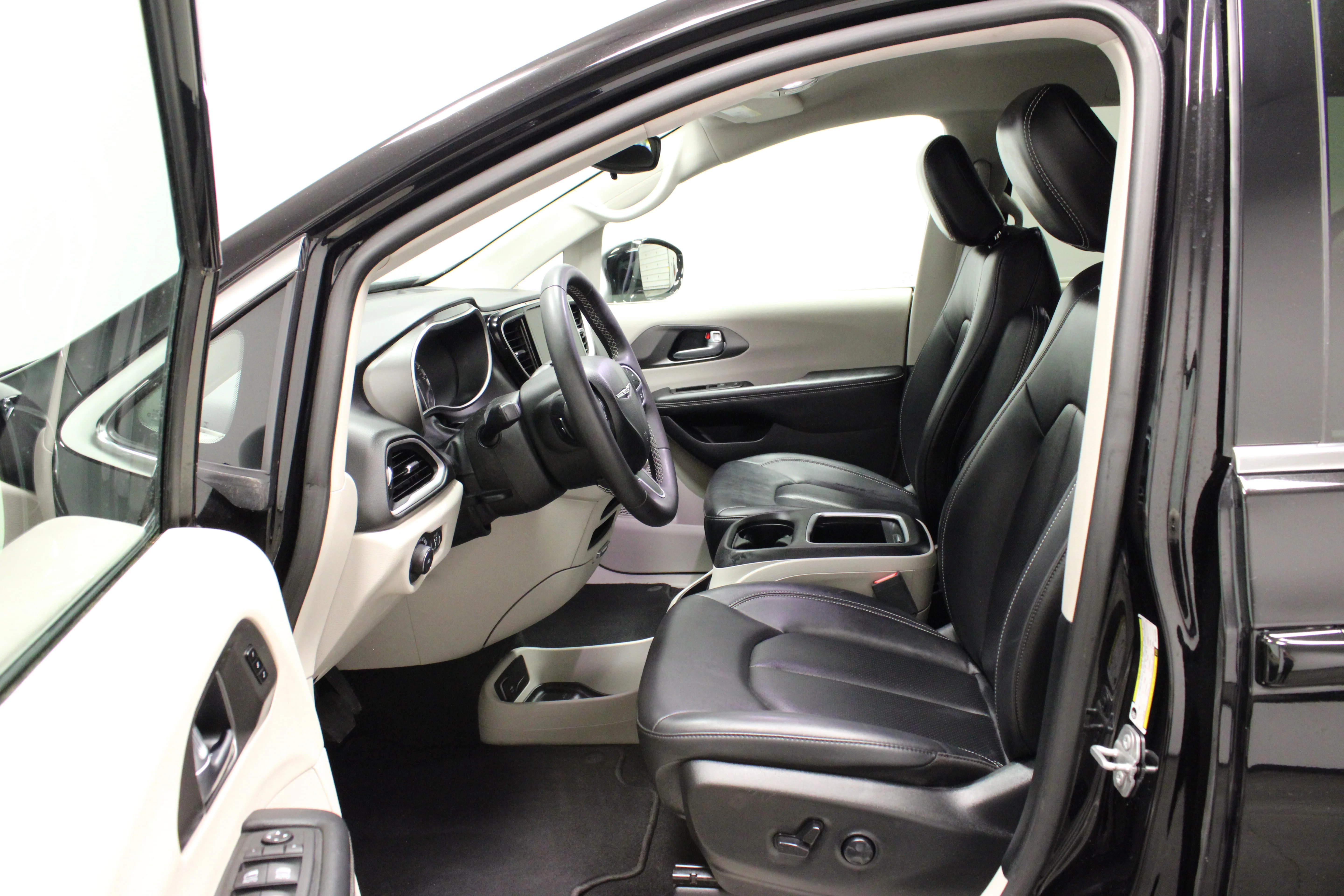 Used 2024 Diamond Black Crystal Pearlcoat Chrysler Touring L image 17