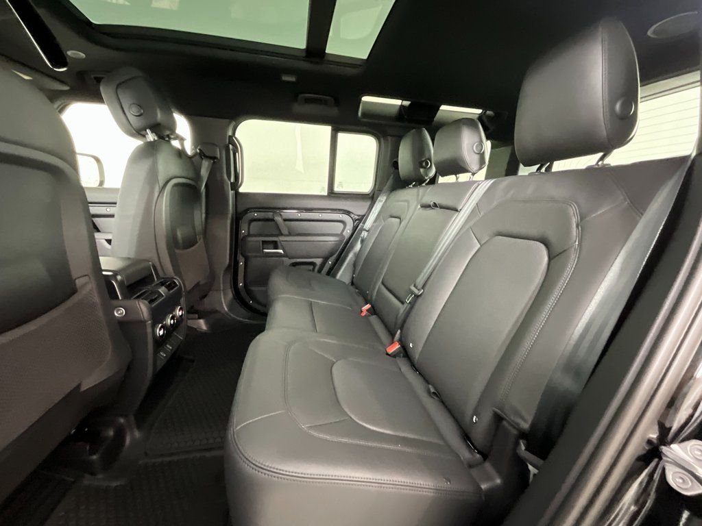 2026 Land Rover Defender X-Dynamic SE - Photo 5
