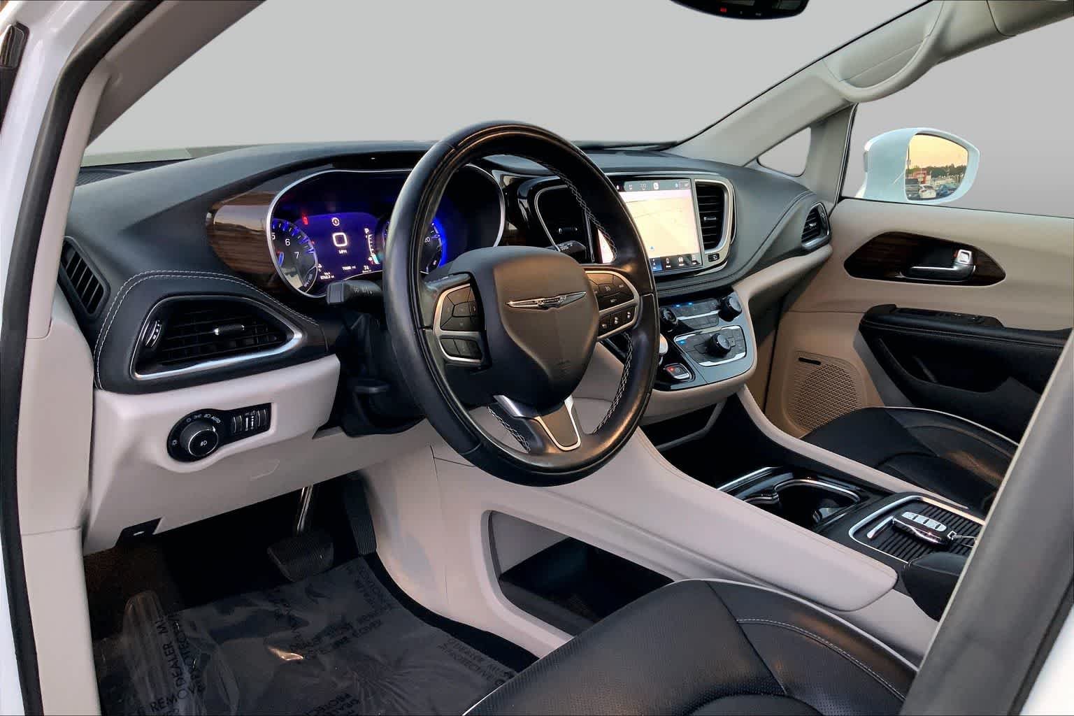 Used 2022 Bright White Clearcoat Chrysler Limited image 17