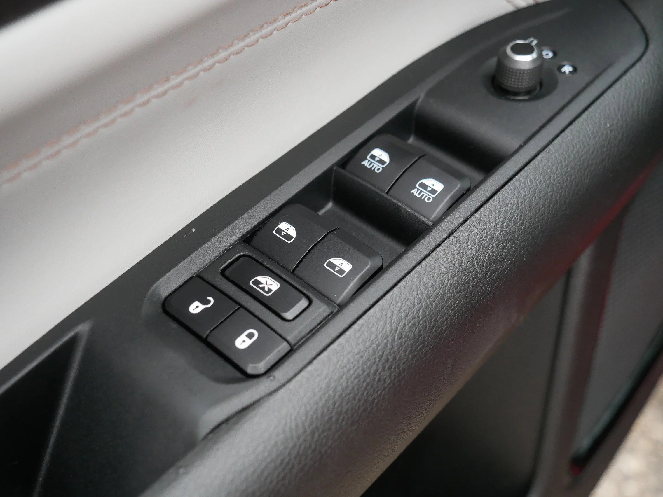 Used 2025 Red Hot Pearlcoat Jeep Limited image 19