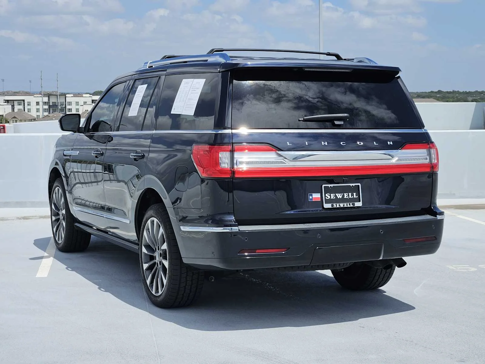 Used 2021 Signature Navy Lincoln Reserve image 5