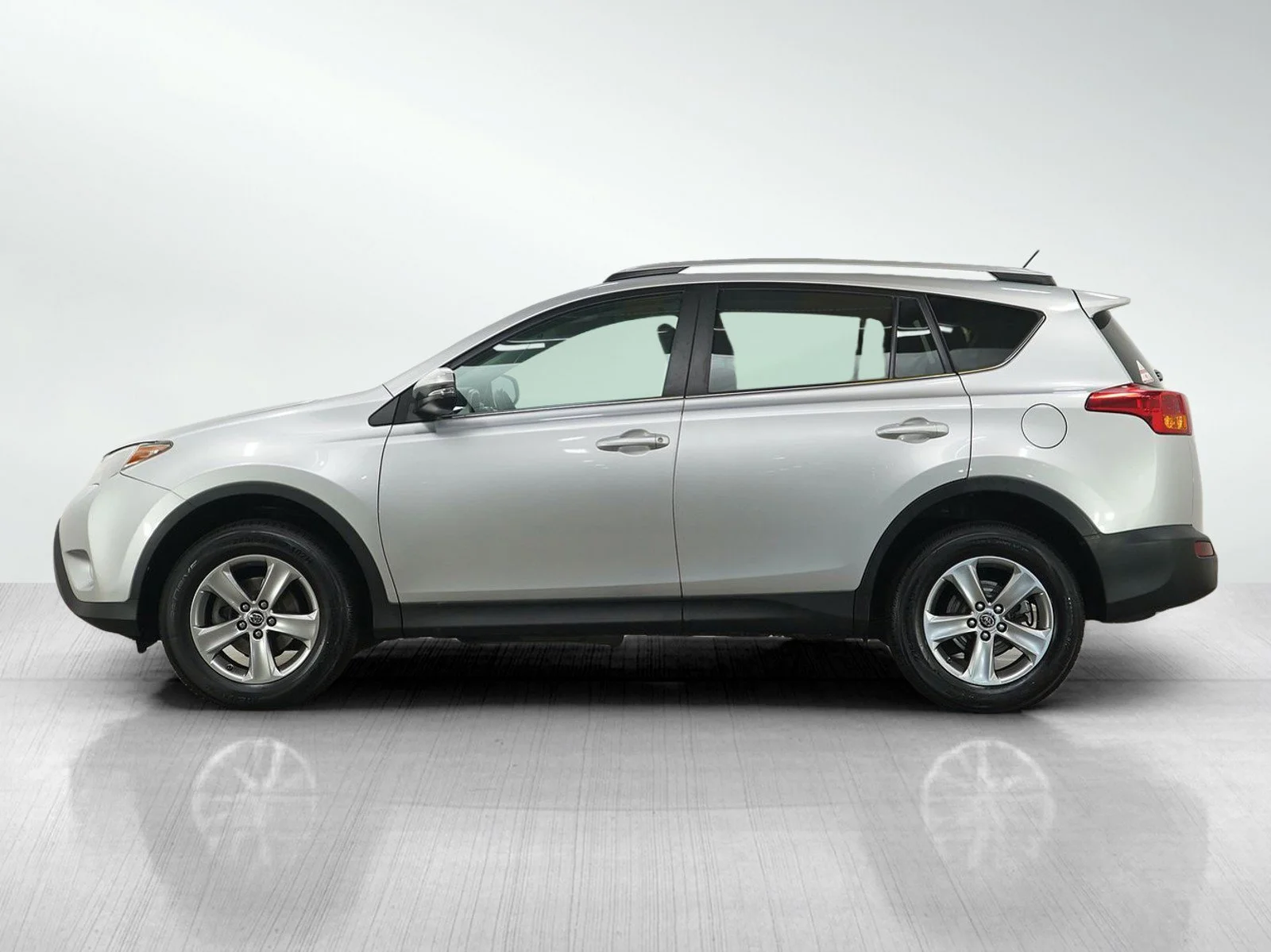 Used 2015  Toyota XLE image 2