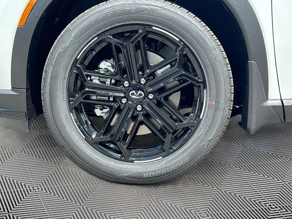 New 2027 2T RAD WHT INFINITI Sport AWD image 34