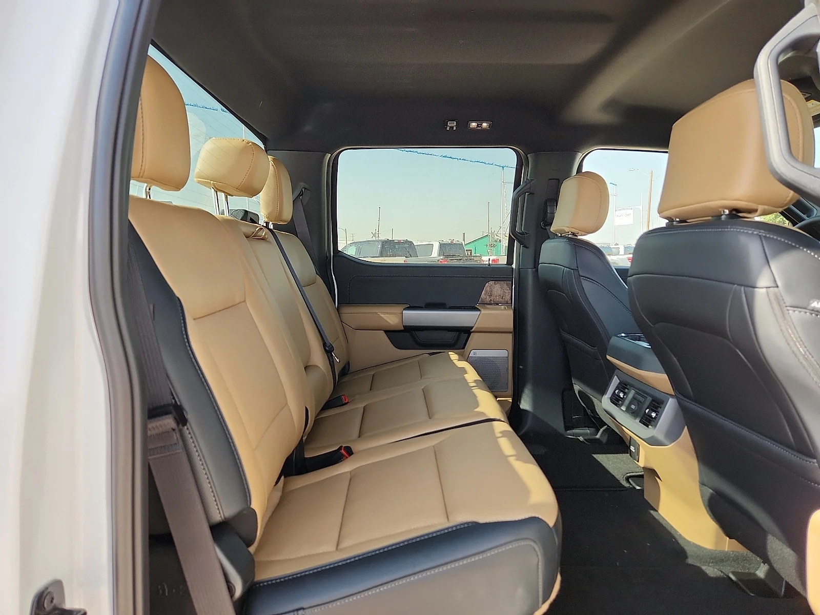 New 2027 Oxford White Ford Lariat image 19