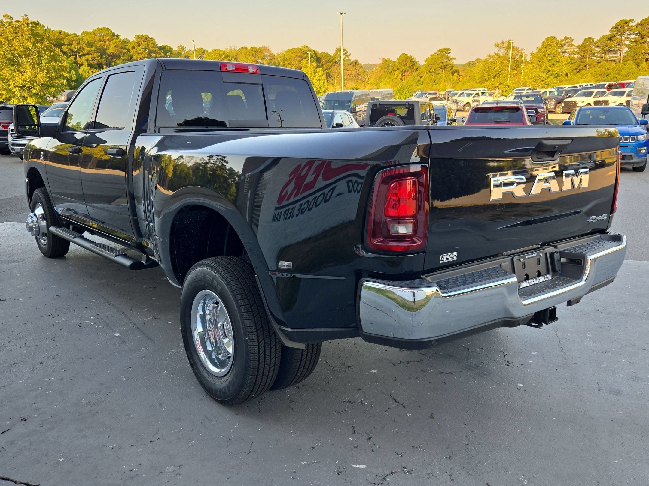 New 2026 Diamond Black Crystal Pearl-Coat Exterior Paint RAM Tradesman image 5
