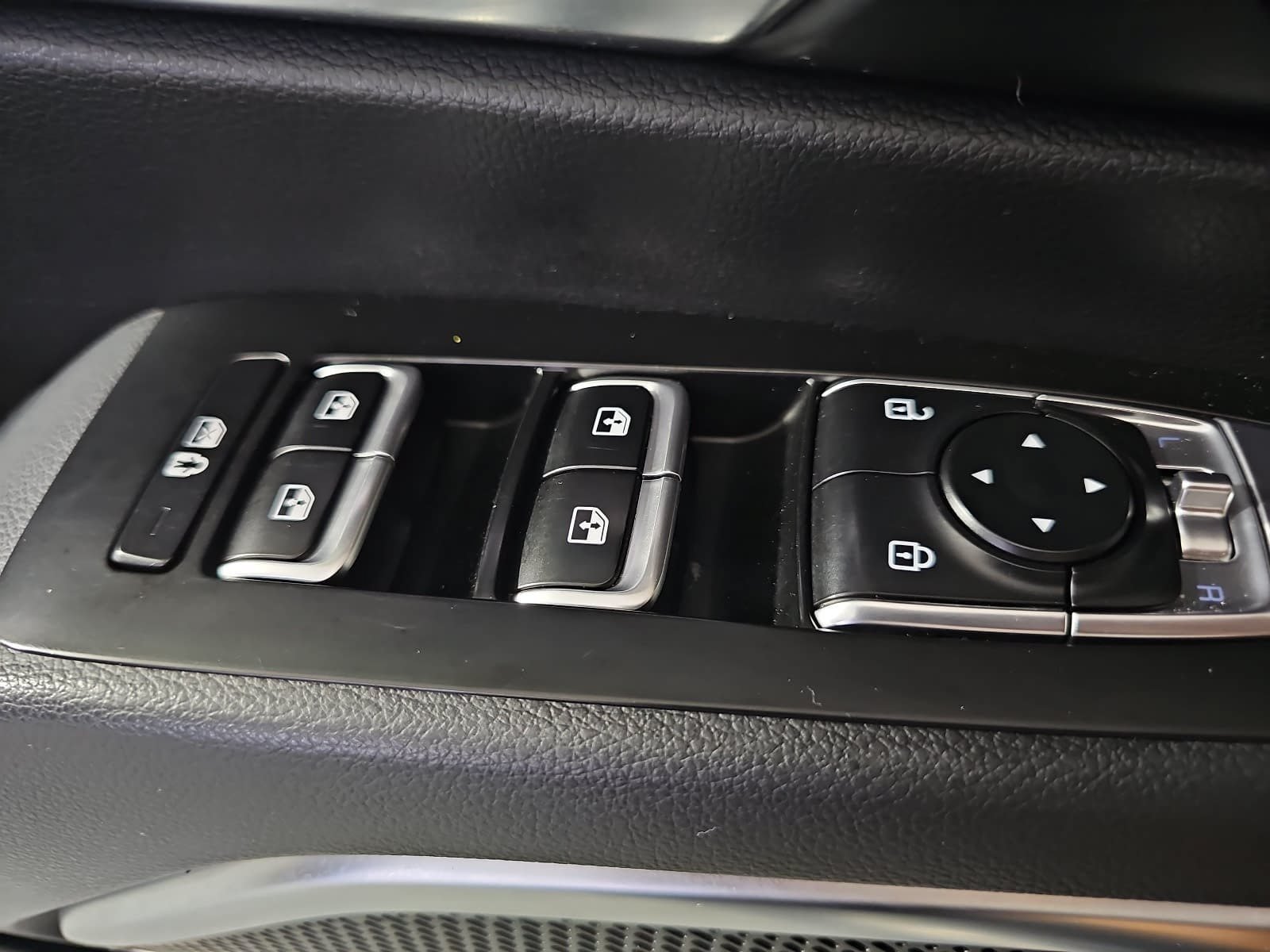 Used 2022 Black Kia SX image 28