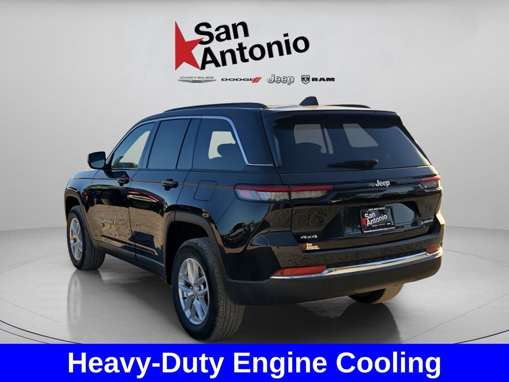 New 2025 Diamond Black Crystal Pearl-Coat Exterior Paint Jeep Laredo X image 6