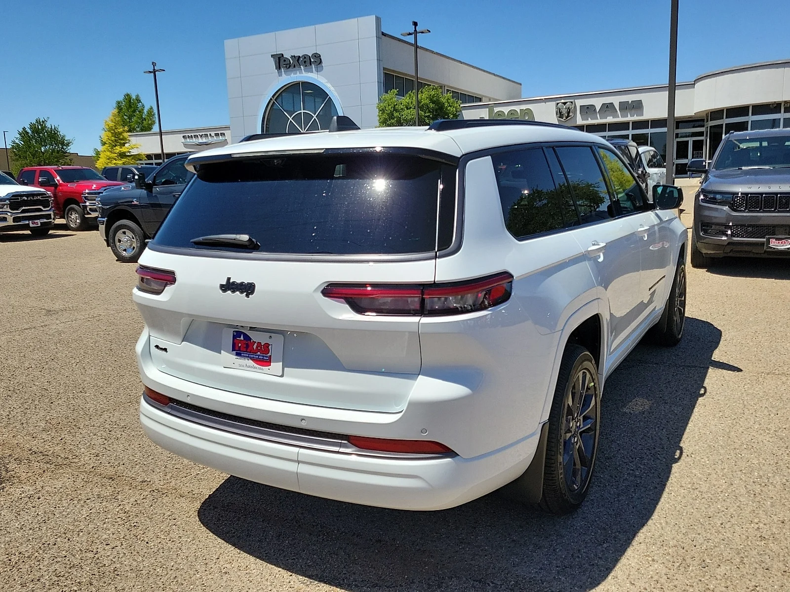 New 2026 PW7 Bright Whit Jeep L LIMITED RESERVE 4X4 image 4