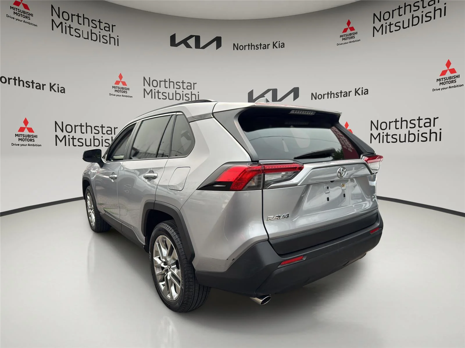 Used 2019 Silver Sky Metallic Toyota XLE Premium image 3