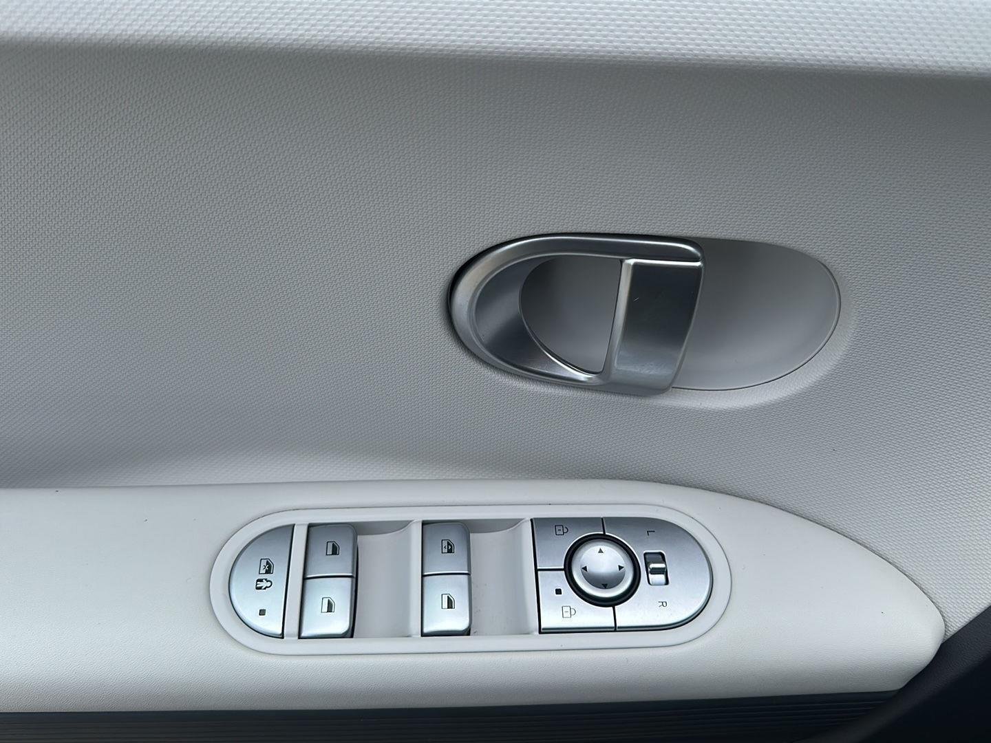 Used 2023 Phantom Black Hyundai SE image 19