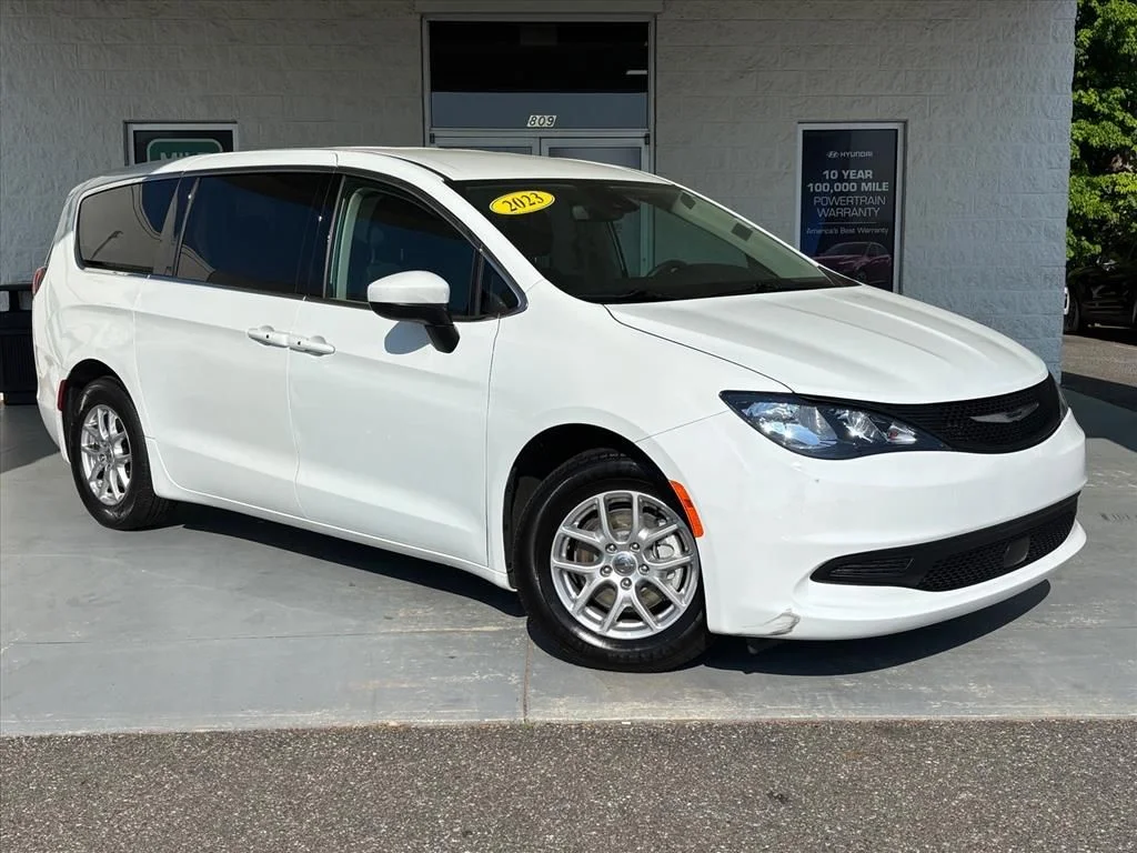 2023 Chrysler Voyager LX's photo