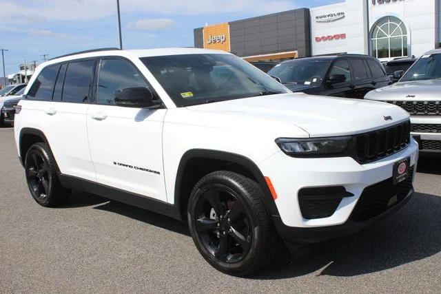 Used 2023 White Jeep Altitude X image 1
