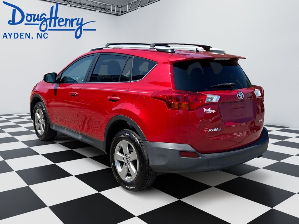 Used 2015 Red Toyota XLE image 3