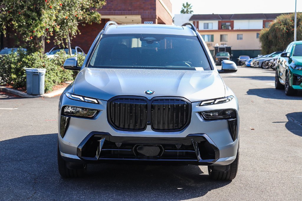 2027 BMW X7 photo 2