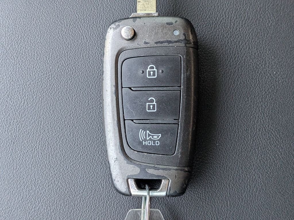 Used 2020 Green Hyundai SE image 27