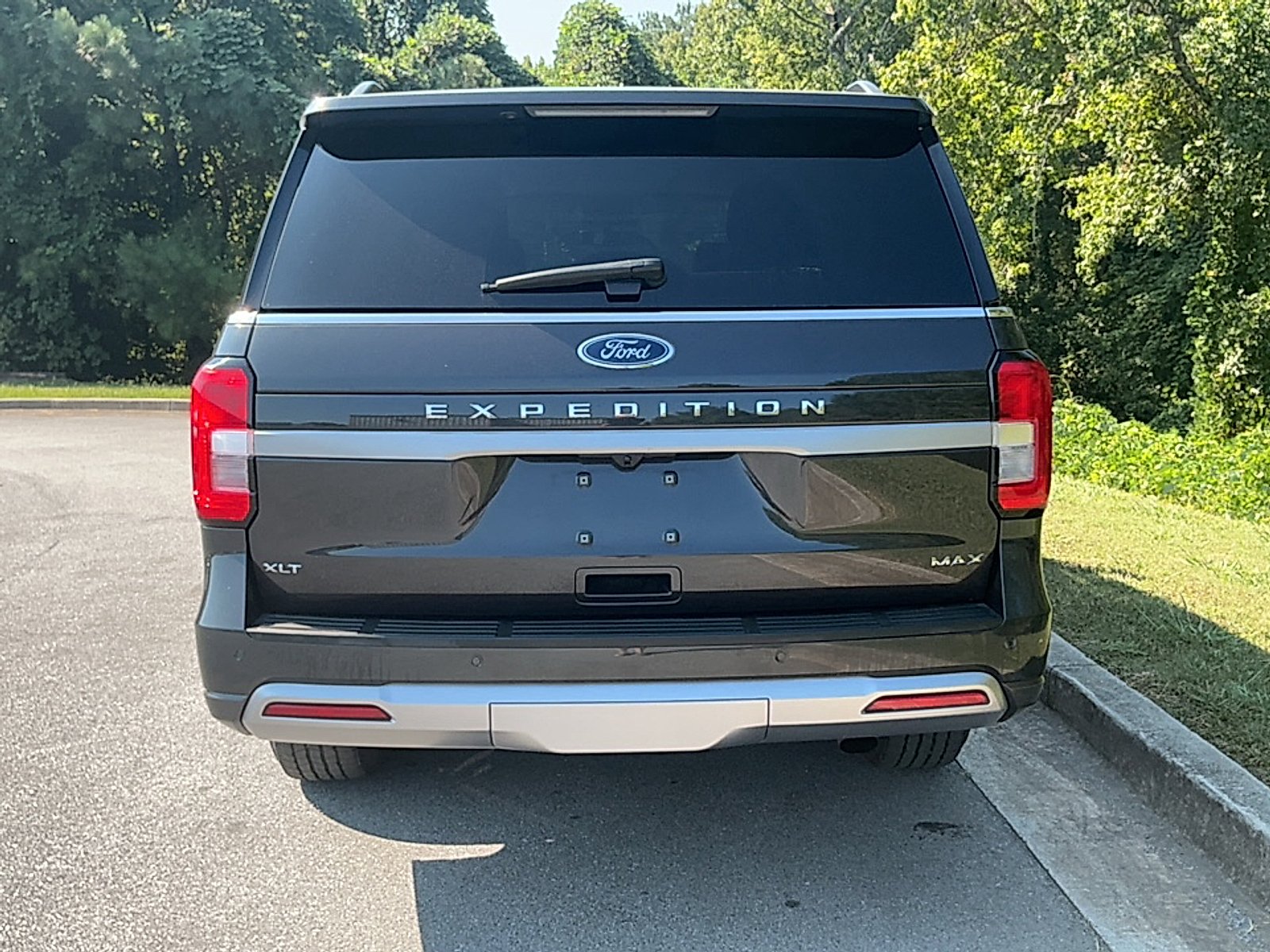 Used 2022 Dark Matter Metallic Ford XLT MAX image 17