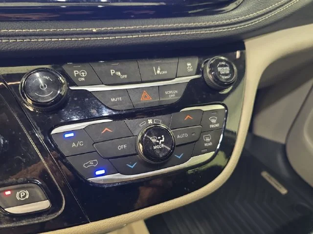 Used 2022 Ceramic Gray Clearcoat Chrysler Touring L image 27