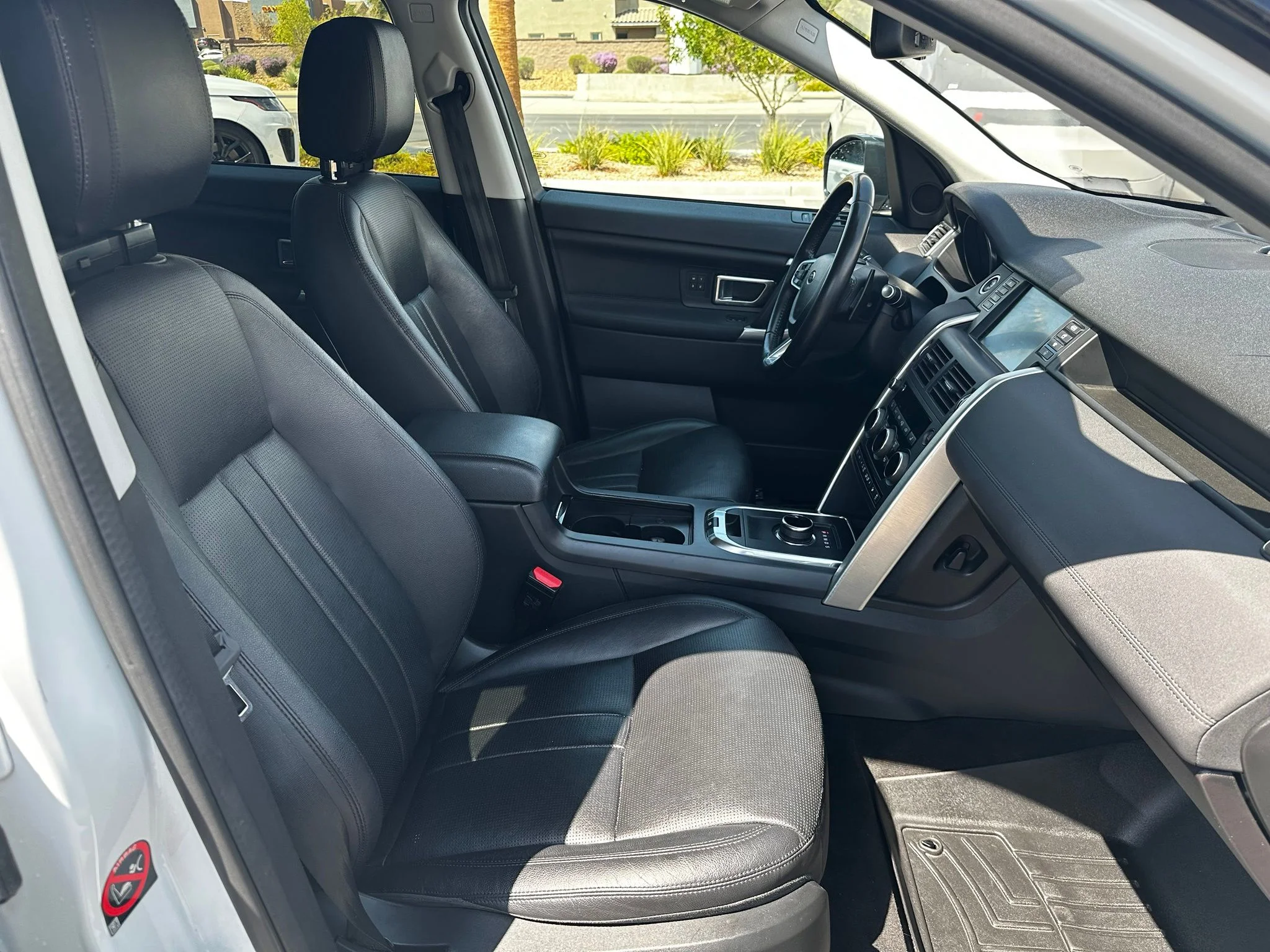 Used 2018 Fuji White Land Rover HSE image 4