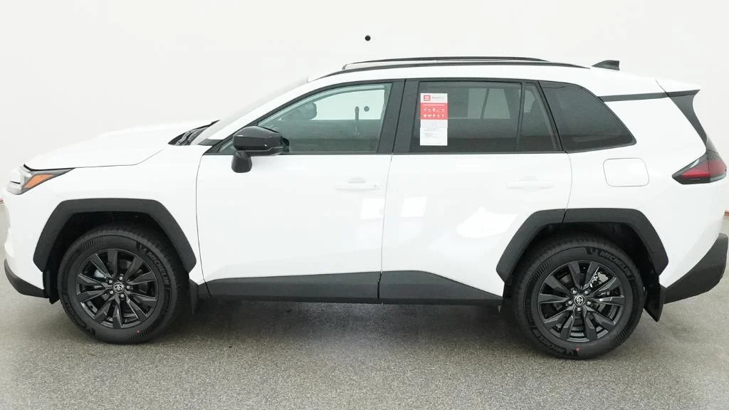 New 2026 Ice Cap Toyota XLE Premium image 15