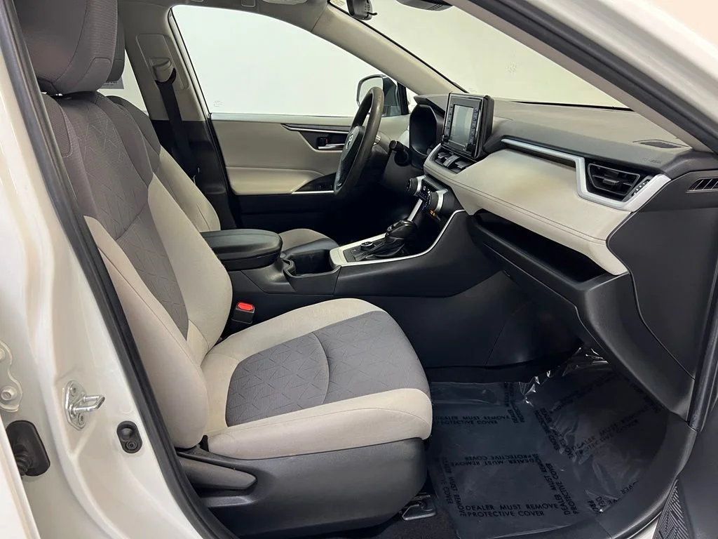 Used 2022 White Toyota XLE image 32