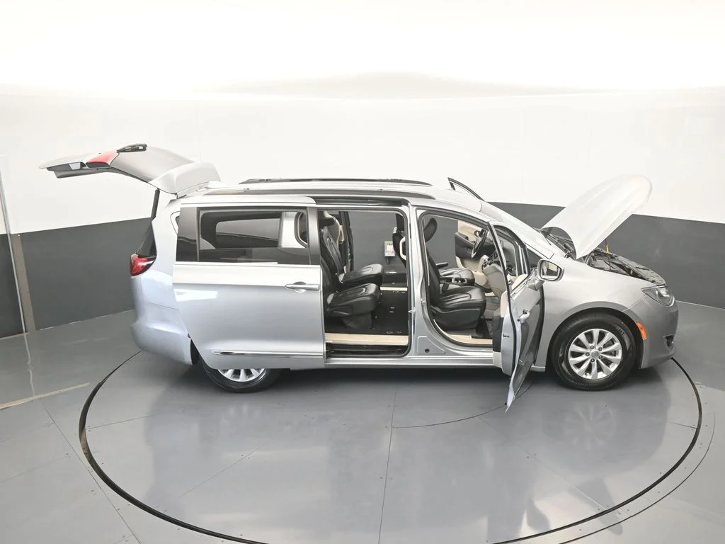 Used 2017 Billet Silver Metallic Clearcoat Chrysler Touring L image 69