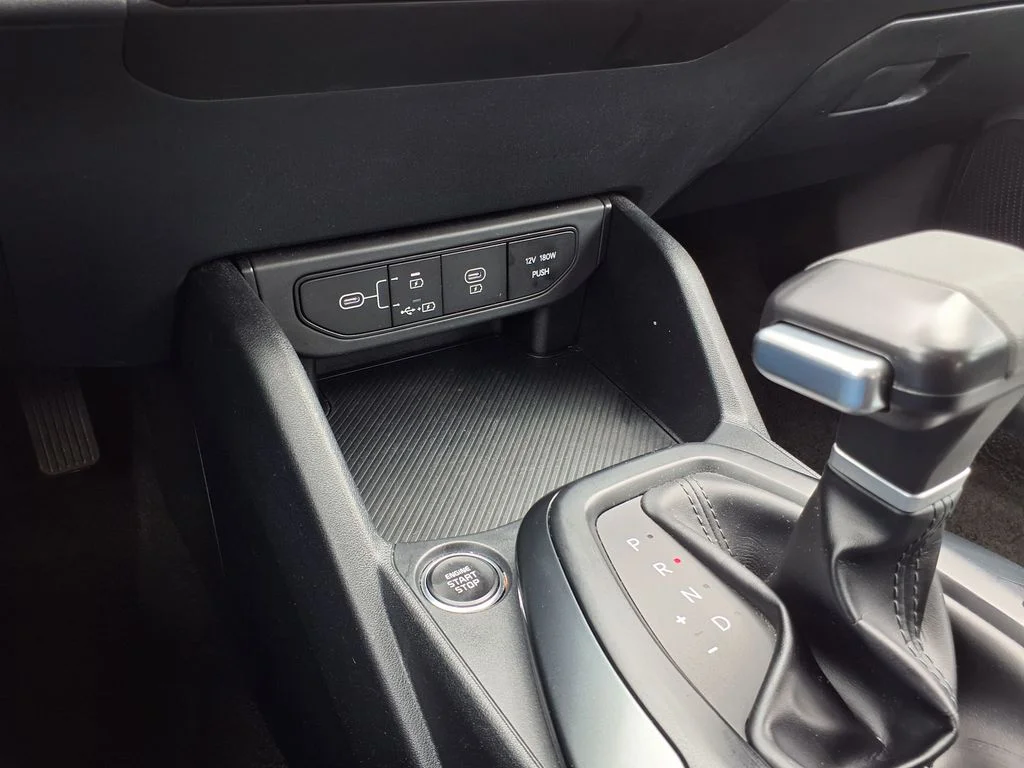 Used 2025 White Kia LXS image 27