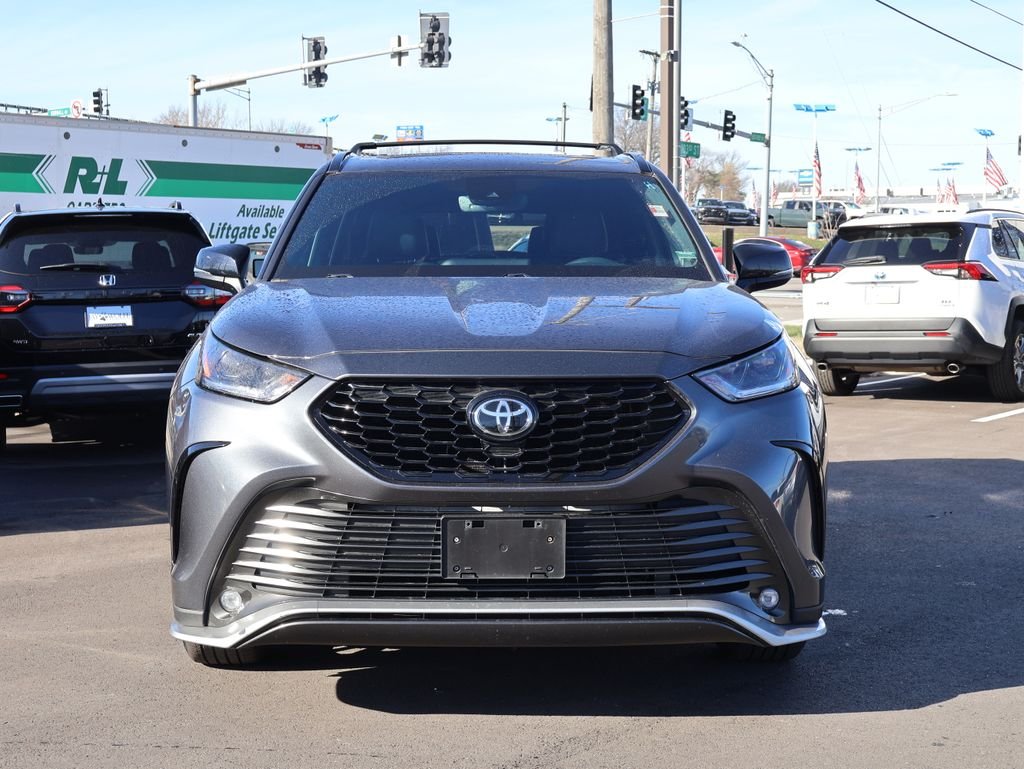 Used 2021 Toyota Highlander XSE with VIN 5TDJZRBH4MS063574 for sale in Kansas City