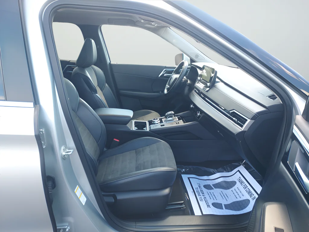 Used 2024  Mitsubishi SE image 21